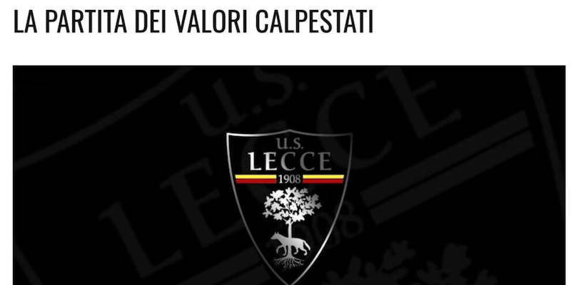 Lecce, clamorosa protesta con l’Atalanta: maglia bianca senza stemmi e loghi! 1 Lecce, clamorosa protesta con l’Atalanta: maglia bianca senza stemmi e loghi!