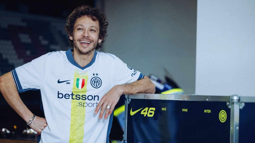 Inter, maglia dedicata a Valentino Rossi: sarà indossata col Cagliari 1 Inter, maglia dedicata a Valentino Rossi: sarà indossata col Cagliari