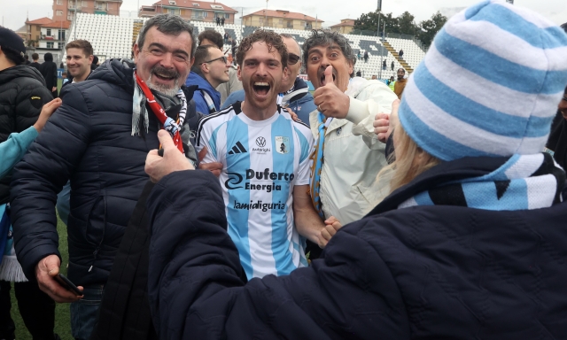 L'Entella festeggia la promozione. Quasi fatta per l'Avellino, cade il Vicenza 1 L'Entella festeggia la promozione. Quasi fatta per l'Avellino, cade il Vicenza