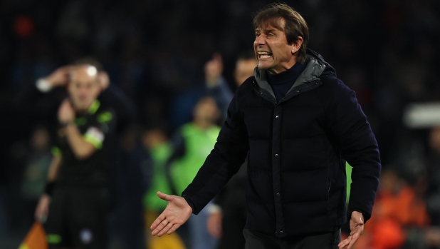 Conte, assalto alla vetta e al futuro: vuole restare, e il Napoli è pronto a un mercato di stelle 1 Conte, assalto alla vetta e al futuro: vuole restare, e il Napoli è pronto a un mercato di stelle