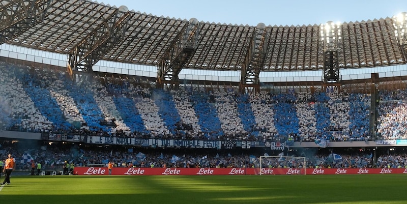 Napoli, stadio sold out, maxischermi e l’eventuale parata con il bus scoperto: il piano per venerdì 16 Napoli, stadio sold out, maxischermi e l’eventuale parata con il bus scoperto: il piano per venerdì