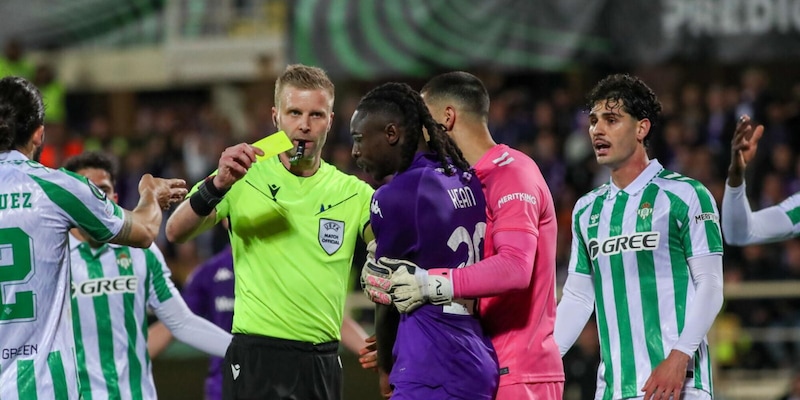 La moviola di Fiorentina-Betis Siviglia: Rodriguez su Mandragora, resta il dubbio