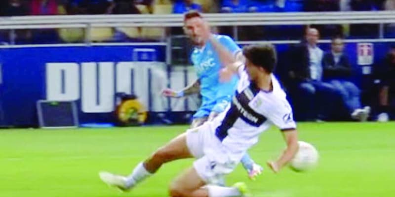 Moviola Parma-Napoli, perché è stato giusto annullare il rigore (netto) su Neres