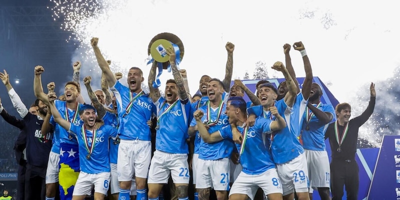 Napoli, un'esplosione di felicità senza fine. E ora la parata: tutti i retroscena sulla festa 15 Napoli, un'esplosione di felicità senza fine. E ora la parata: tutti i retroscena sulla festa