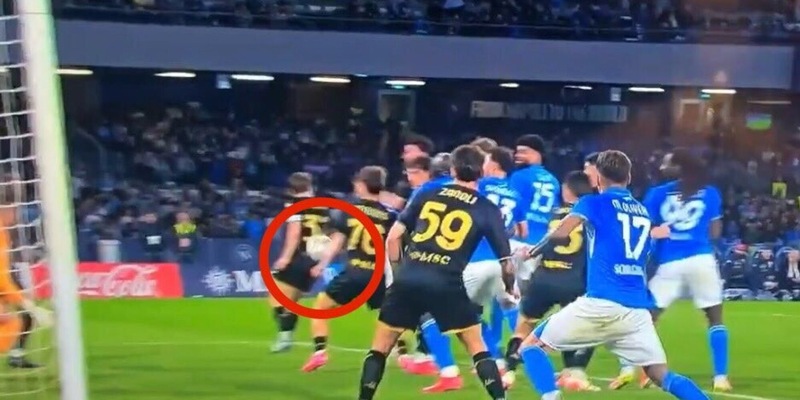 Napoli-Genoa 2-2, la moviola: Venturino-mano, ecco perché non è rigore 14 Napoli-Genoa 2-2, la moviola: Venturino-mano, ecco perché non è rigore