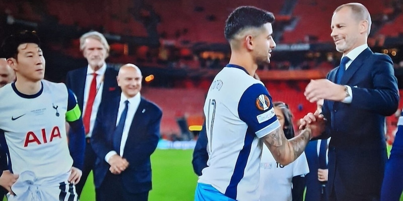 La gaffe della Uefa mette in imbarazzo Ceferin durante la premiazione di Tottenham-Manchester United 14 La gaffe della Uefa mette in imbarazzo Ceferin durante la premiazione di Tottenham-Manchester United