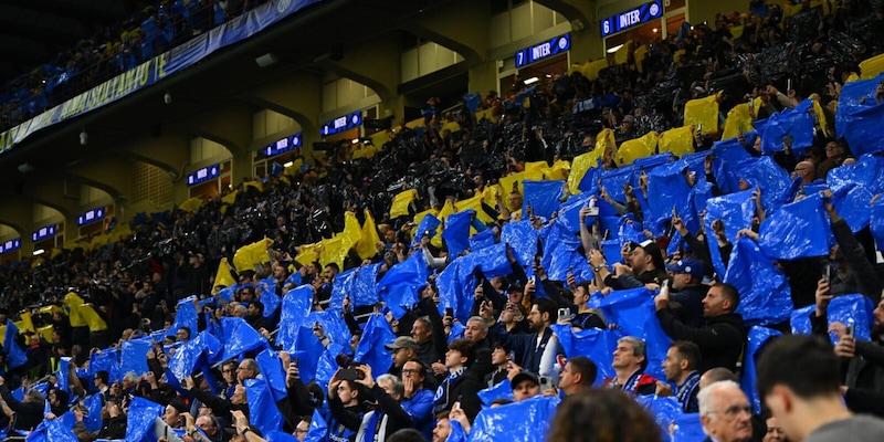 Festa Inter a Milano: tifosi in piazza Duomo acclamano Acerbi e Frattesi fino a notte fonda 16 Festa Inter a Milano: tifosi in piazza Duomo acclamano Acerbi e Frattesi fino a notte fonda