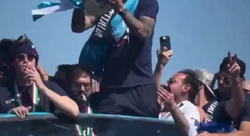 Festa Scudetto Napoli, sigarette sul pullman: chi sono i giocatori che hanno fumato 1 Festa Scudetto Napoli, sigarette sul pullman: chi sono i giocatori che hanno fumato