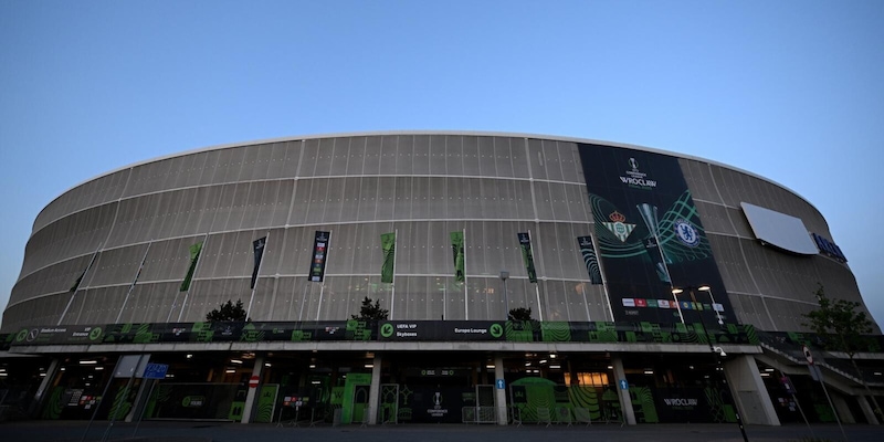Tensioni e incidenti nella notte tra tifosi di Betis e Chelsea prima della finale di Conference League 1 Tensioni e incidenti nella notte tra tifosi di Betis e Chelsea prima della finale di Conference League