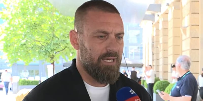 "Inter? Tifo Psg": De Rossi, siparietto in tv col figlio e reazione da ridere 1 "Inter? Tifo Psg": De Rossi, siparietto in tv col figlio e reazione da ridere