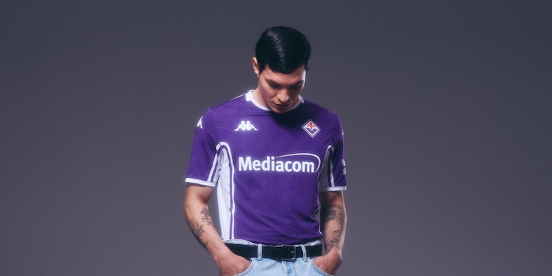 La Fiorentina svela la nuova maglia: si ispira alla stagione di Trapattoni 14 La Fiorentina svela la nuova maglia: si ispira alla stagione di Trapattoni