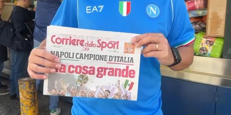 Fila alle edicole di Napoli per acquistare il Corriere dello Sport-Stadio 14 Fila alle edicole di Napoli per acquistare il Corriere dello Sport-Stadio