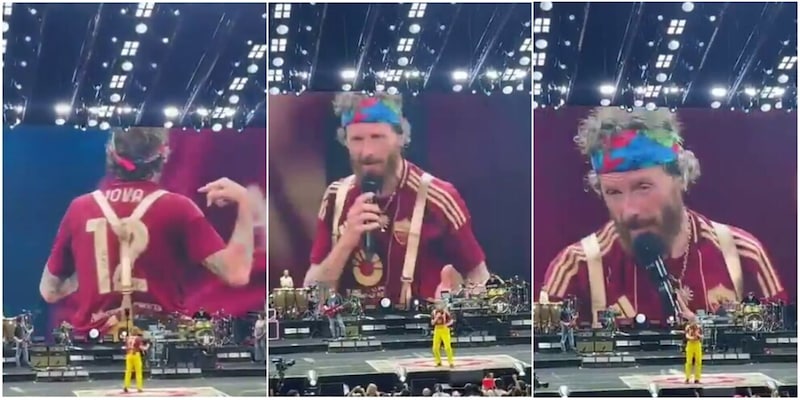 Jovanotti e la battuta con la maglia della Roma al concerto: "Sei laziale? Che ci posso fare..." 14 Jovanotti e la battuta con la maglia della Roma al concerto: "Sei laziale? Che ci posso fare..."
