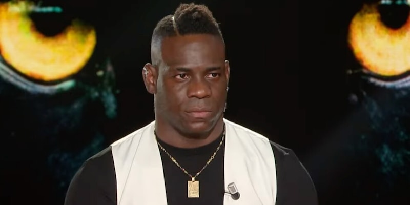 Balotelli a Belve: “Nulla da invidiare a Messi e Ronaldo, il calcio un mondo finto. E quella tamarrata…”