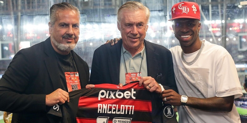 Ancelotti al Maracanã, il saluto di Vinicius Junior e la maglia speciale del Flamengo 15 Ancelotti al Maracanã, il saluto di Vinicius Junior e la maglia speciale del Flamengo