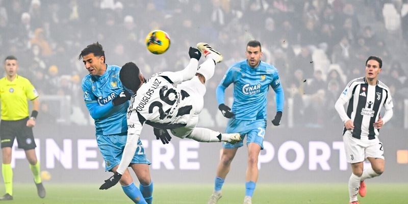 Chi è l'arbitro di Venezia-Juve: dal rigore negato al rosso dimenticato