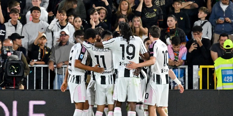 "Ripartiamo da qui", il coro dei giocatori Juve dopo la vittoria a Venezia 1 "Ripartiamo da qui", il coro dei giocatori Juve dopo la vittoria a Venezia