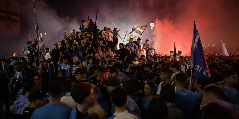 Napoli, tutto sulla festa di lunedì: i bus scoperti, i maxischermi e quanto durerà 16 Napoli, tutto sulla festa di lunedì: i bus scoperti, i maxischermi e quanto durerà