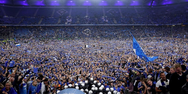 Caos in Germania, la festa promozione dell'Amburgo degenera: 25 tifosi finiscono in ospedale 14 Caos in Germania, la festa promozione dell'Amburgo degenera: 25 tifosi finiscono in ospedale