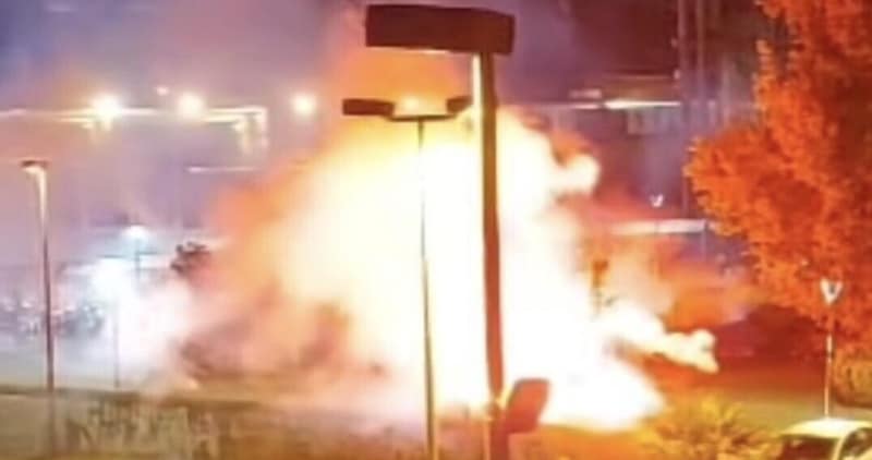 Napoli-Cagliari, notte insonne per i sardi: cori e petardi sotto l'hotel 1 Napoli-Cagliari, notte insonne per i sardi: cori e petardi sotto l'hotel