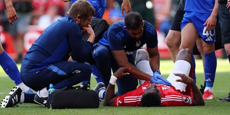 Nottingham Forest, paura per Awoniyi: operato d'urgenza dopo lo scontro sul palo 14 Nottingham Forest, paura per Awoniyi: operato d'urgenza dopo lo scontro sul palo
