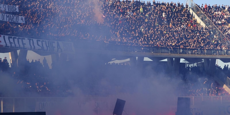 Lecce, la decisione del giudice sportivo dopo lo striscione offensivo e i fumogeni nella sfida con il Napoli 14 Lecce, la decisione del giudice sportivo dopo lo striscione offensivo e i fumogeni nella sfida con il Napoli