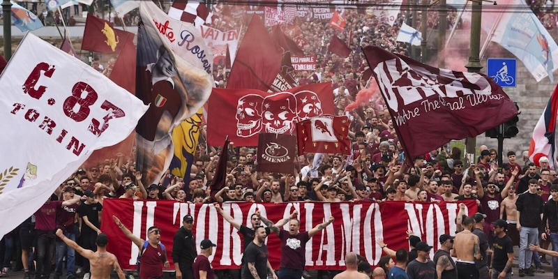 Grande Torino, 76 anni fa la tragedia di Superga: la commemorazione 15 Grande Torino, 76 anni fa la tragedia di Superga: la commemorazione