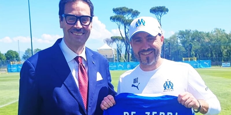 Barbiero consegna a De Zerbi la maglia iconica della Serie D 15 Barbiero consegna a De Zerbi la maglia iconica della Serie D
