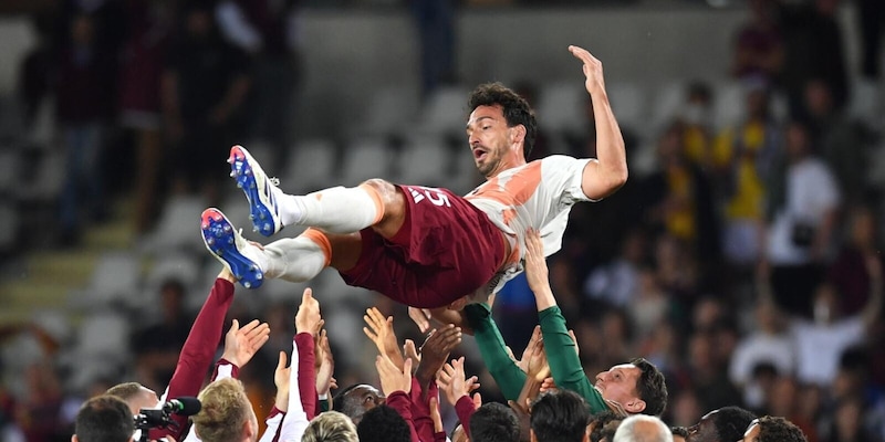 Hummels si ritira e ringrazia i tifosi della Roma: "Mi avete fatto sentire amato" 1 Hummels si ritira e ringrazia i tifosi della Roma: "Mi avete fatto sentire amato"