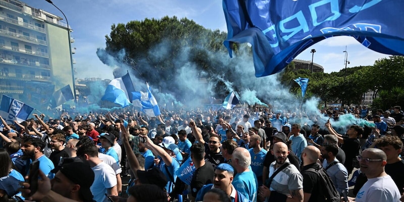 Napoli sogna il quarto scudetto: un fiume azzurro di tifosi invade via Toledo 12 Napoli sogna il quarto scudetto: un fiume azzurro di tifosi invade via Toledo