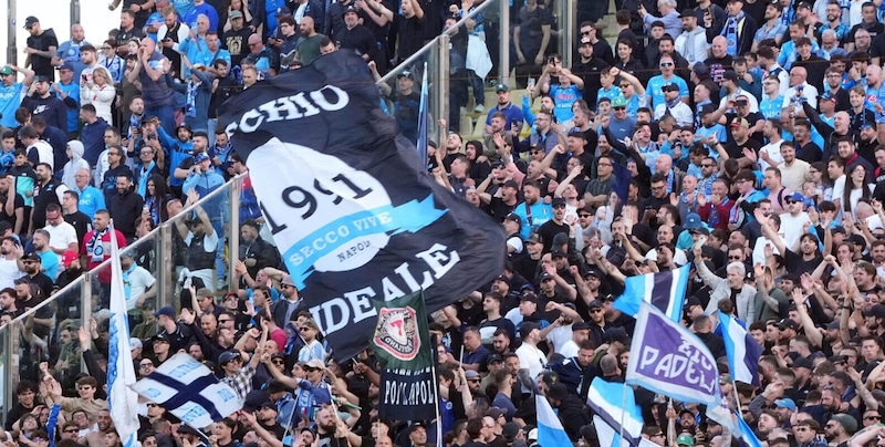 Napoli sogna lo scudetto: ci saranno tre maxischermi in città per la partita contro il Cagliari 15 Napoli sogna lo scudetto: ci saranno tre maxischermi in città per la partita contro il Cagliari