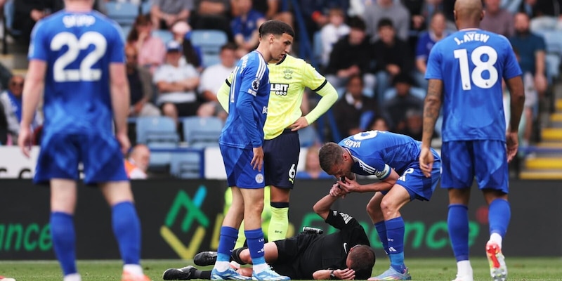 Incredibile in Premier League: gomitata fortuita all'arbitro Webb, Vardy fischia e interrompe il gioco 14 Incredibile in Premier League: gomitata fortuita all'arbitro Webb, Vardy fischia e interrompe il gioco