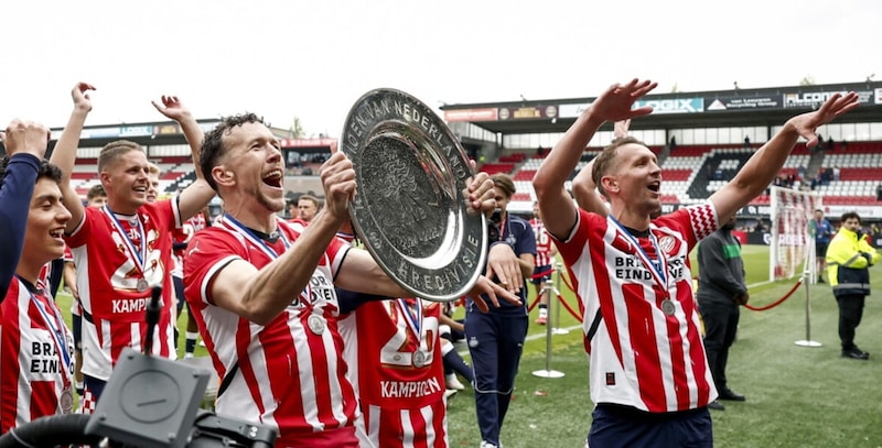 Figuraccia Farioli, è il 5 maggio dell'Ajax: buttato un campionato, trionfa il Psv di Perisic 14 Figuraccia Farioli, è il 5 maggio dell'Ajax: buttato un campionato, trionfa il Psv di Perisic