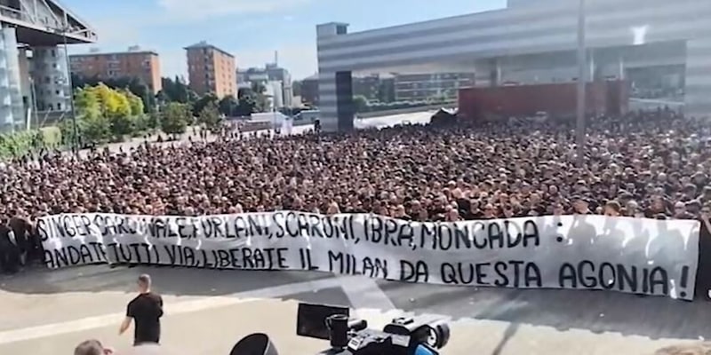 "Liberate il Milan": contestazione furiosa, migliaia di tifosi sotto la sede. Cori pro Maldini
