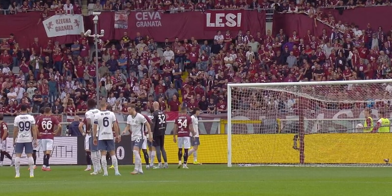Torino-Inter sospesa, attimi di paura: tifoso caduto dagli spalti 15 Torino-Inter sospesa, attimi di paura: tifoso caduto dagli spalti
