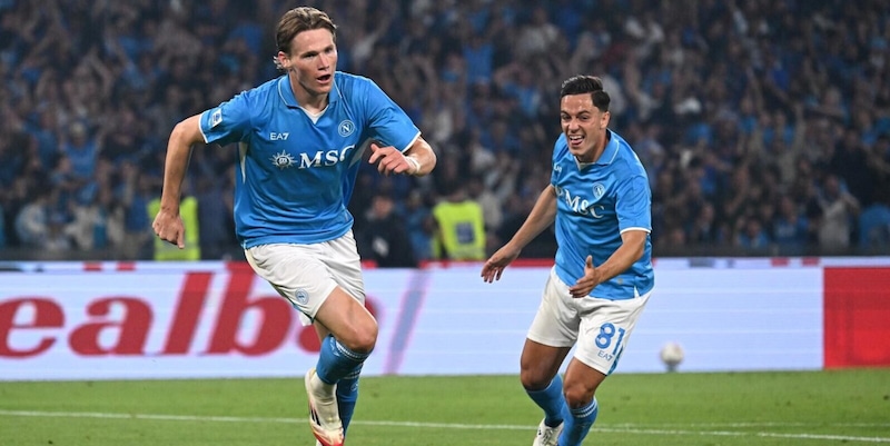 Telecronista inglese impazzisce al fischio finale di Napoli-Cagliari: la frase in dialetto scatena il web 15 Telecronista inglese impazzisce al fischio finale di Napoli-Cagliari: la frase in dialetto scatena il web