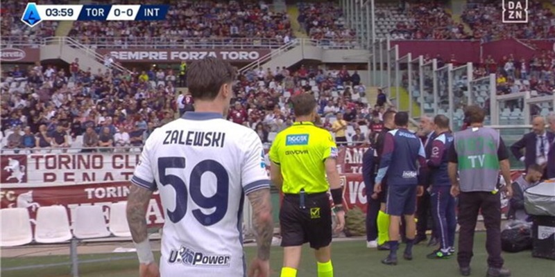Torino-Inter si ferma: un tifoso cade in curva Maratona. La reazione dei giocatori in campo 13 Torino-Inter si ferma: un tifoso cade in curva Maratona. La reazione dei giocatori in campo