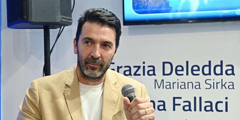 Buffon e la frase sul bidone della spazzatura: "Mi vergogno. Allegri mi disse..." Poi l'aneddoto su Mazzone 14 Buffon e la frase sul bidone della spazzatura: "Mi vergogno. Allegri mi disse..." Poi l'aneddoto su Mazzone