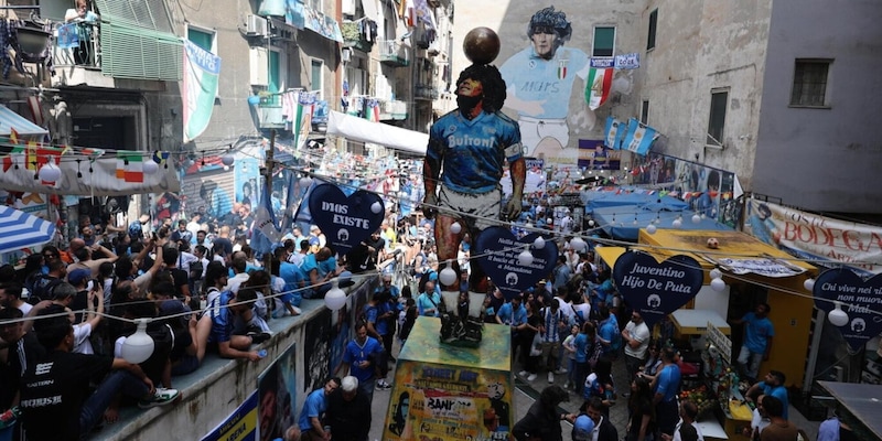 "Ho visto Maradona": una statua di oltre 6 metri per il Pibe de Oro 14 "Ho visto Maradona": una statua di oltre 6 metri per il Pibe de Oro