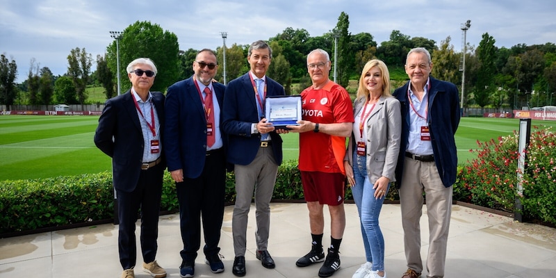 Roma, Ranieri riceve il premio Giuseppe Colalucci: "Momento giusto, sono alla fine della carriera" 13 Roma, Ranieri riceve il premio Giuseppe Colalucci: "Momento giusto, sono alla fine della carriera"