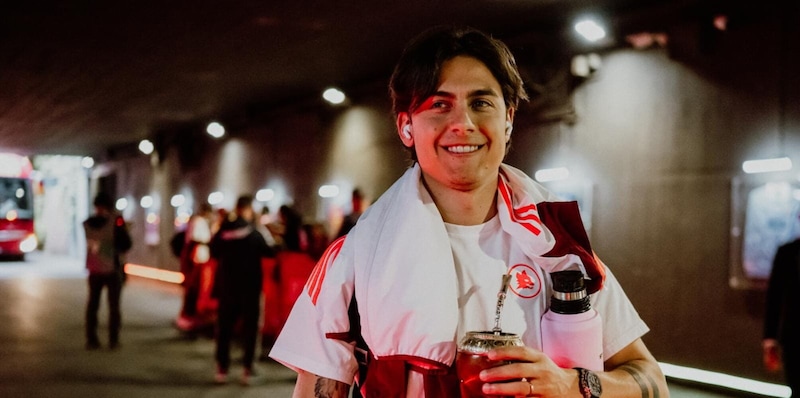 Dybala svela: "Tiago Pinto mi propose la maglia numero dieci di Totti. Il no all'Arabia? Per l'affetto di Roma" 14 Dybala svela: "Tiago Pinto mi propose la maglia numero dieci di Totti. Il no all'Arabia? Per l'affetto di Roma"