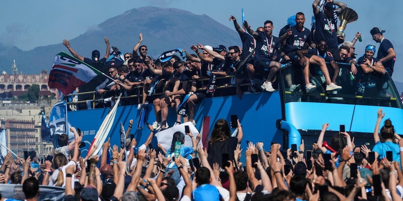 Napoli, in 200mila per la parata scudetto: festa sul Lungomare con la squadra sul pullman scoperto 1 Napoli, in 200mila per la parata scudetto: festa sul Lungomare con la squadra sul pullman scoperto