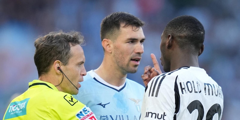Caos, vaffa e polemiche in Lazio-Juve: cosa è successo negli ultimi minuti di bufera 14 Caos, vaffa e polemiche in Lazio-Juve: cosa è successo negli ultimi minuti di bufera