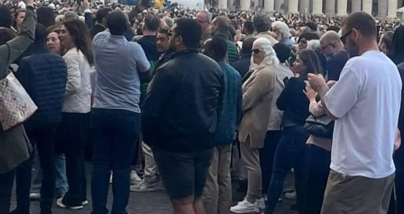 Conclave per il nuovo Papa: spunta anche De Rossi in piazza San Pietro 14 Conclave per il nuovo Papa: spunta anche De Rossi in piazza San Pietro