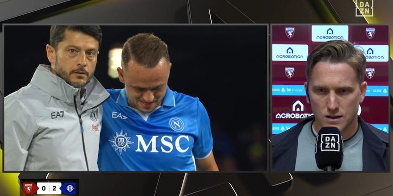 "Come sta?", la frase di Zielinski in diretta tv dopo l'infortunio di Lobotka con il Napoli 16 "Come sta?", la frase di Zielinski in diretta tv dopo l'infortunio di Lobotka con il Napoli