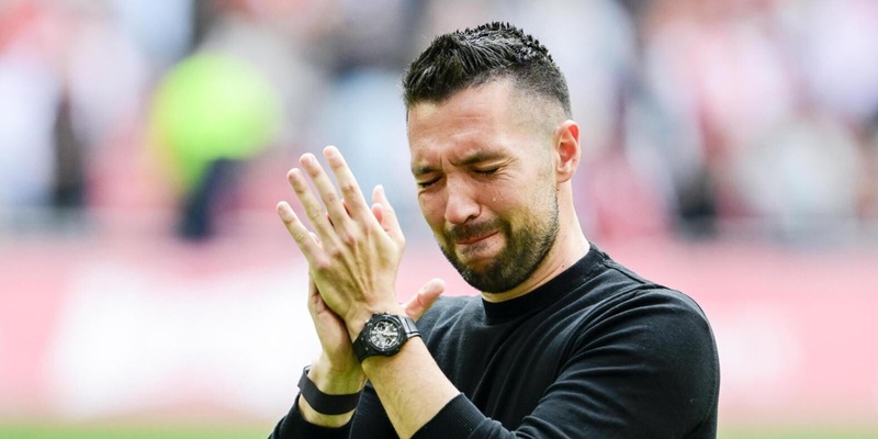 Farioli in lacrime dopo il titolo sfumato in Eredivisie: il post emozionante dell'Ajax 15 Farioli in lacrime dopo il titolo sfumato in Eredivisie: il post emozionante dell'Ajax