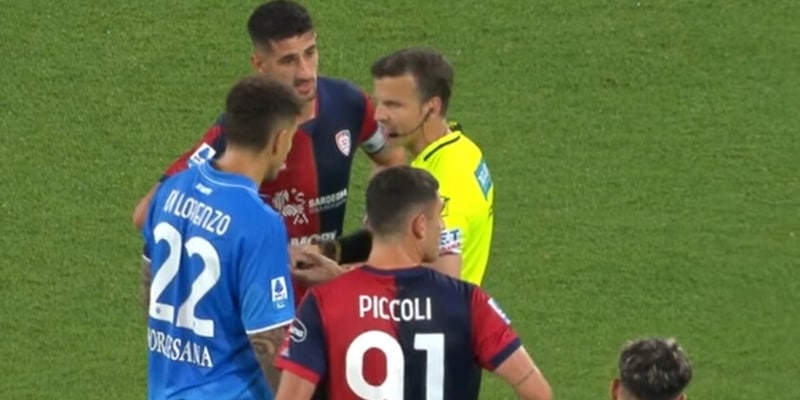 A Napoli, partita sospesa per quasi 5 minuti contro il Cagliari: svelato il motivo 14 A Napoli, partita sospesa per quasi 5 minuti contro il Cagliari: svelato il motivo