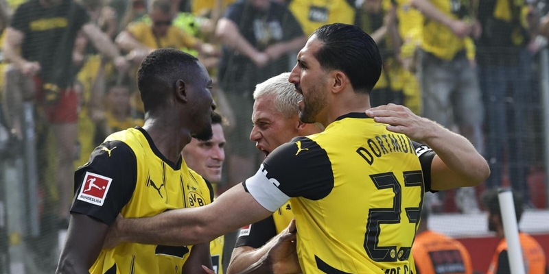 Bundesliga, l'Eintracht frena, il Dortmund torna in corsa per la Champions 14 Bundesliga, l'Eintracht frena, il Dortmund torna in corsa per la Champions