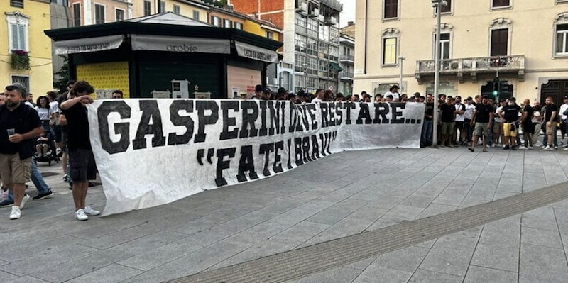 Gasperini verso la Roma, i tifosi dell'Atalanta scendono in piazza: striscione e cori 15 Gasperini verso la Roma, i tifosi dell'Atalanta scendono in piazza: striscione e cori