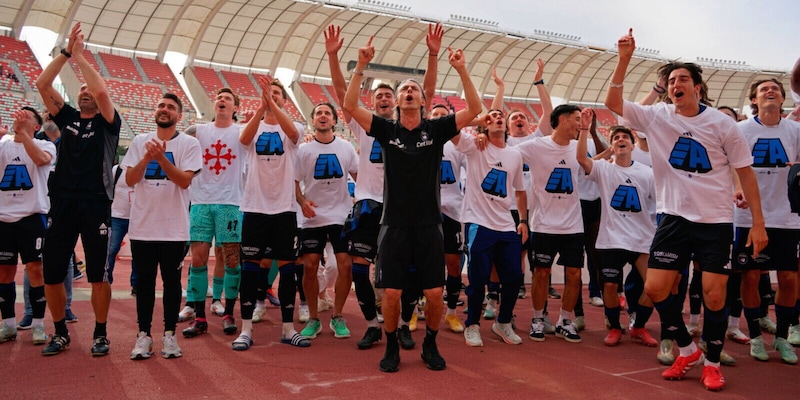 Il Pisa ritorna in Serie A, il patron Knaster promette: "È solo il primo passo"
15 Il Pisa ritorna in Serie A, il patron Knaster promette: "È solo il primo passo"